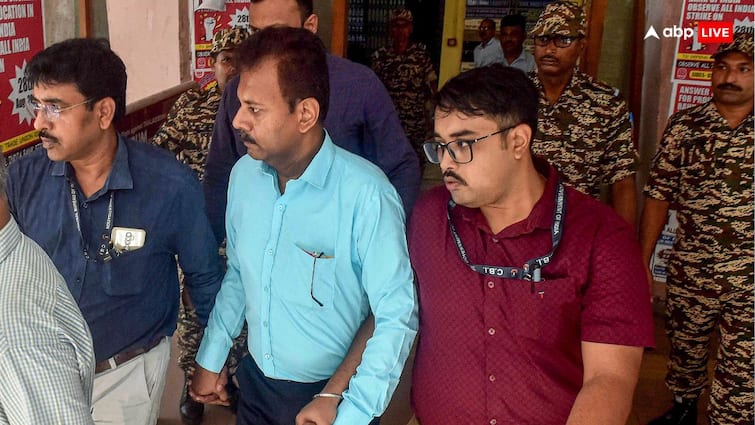 Kolkata Doctor Rape Murder Case CBI Suspect Sandip Ghosh Was Taking Order From Some on Mobile Phones Kolkata Rape-Murder Case: संदीप घोष-अभिजीत मंडल के मोबाइल में छिपे है कई राज, CBI ने कोर्ट में कर दिया बड़ा दावा!