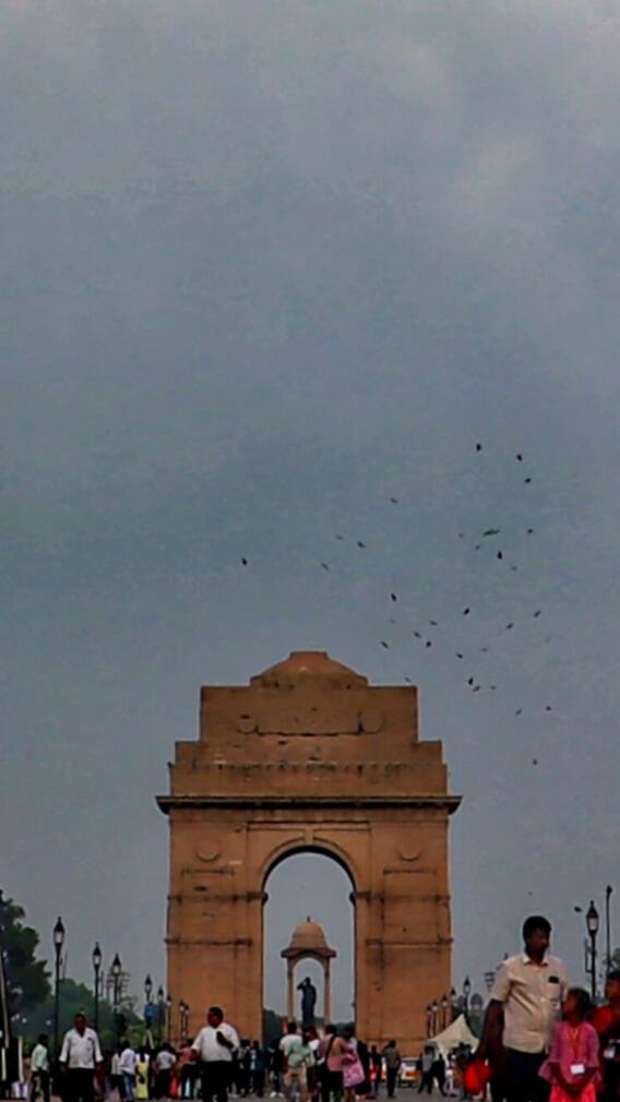 दिल्ली में बारिश से गिरा तापमान, 14 सालों में सबसे कम