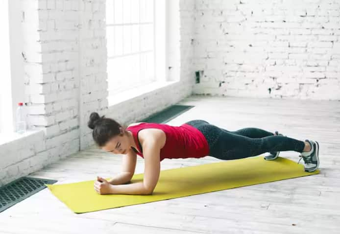 Plank Variations: Planks are a great way to strengthen your core while increasing overall calorie burn. Your body should be in a straight line when starting in the forearm plank pose. Maintain this pose for 30 to 60 seconds. Different variations of the plank help to reduce weight very quickly.