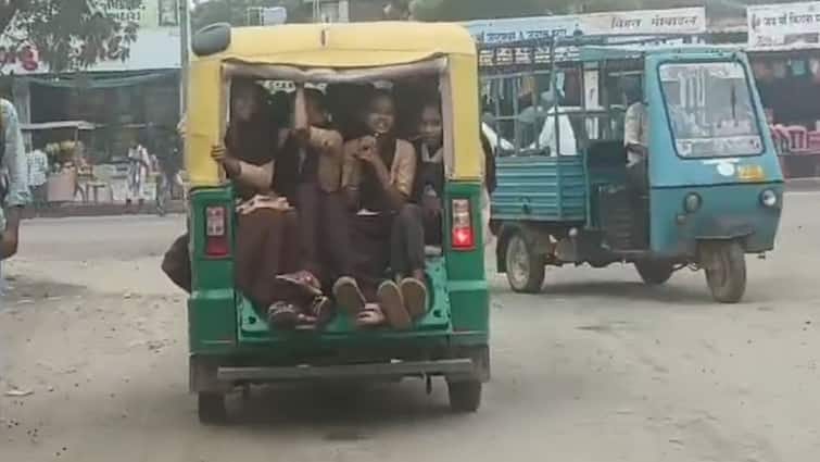 Video Of Riding At Risk Of Life In School Rickshaw in Mehsana RTOના પાપે મહેસાણાના બહુચરાજીમાં જોખમી સવારી, સ્કૂલ રિક્ષામાં ઘેટા બકરાની જેમ વિદ્યાર્થીઓને બેસાડ્યા