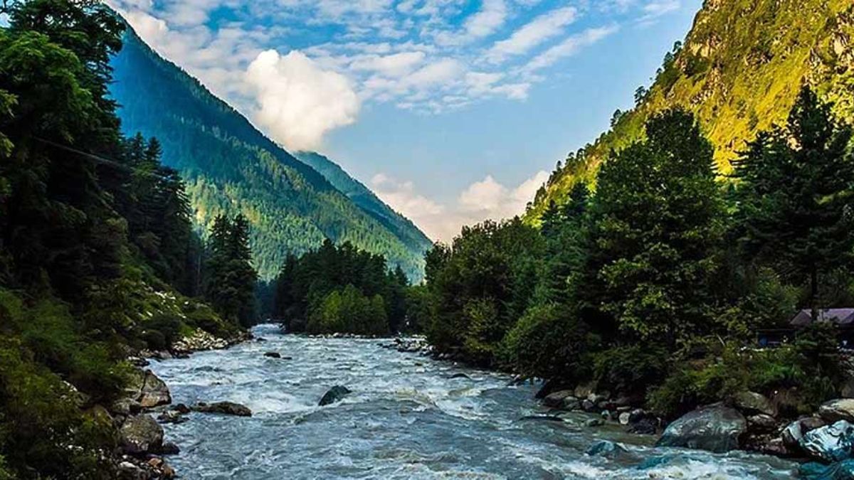 Travel : हिरवा निसर्ग..धबधबे..नद्या..मान्सून जाण्यापूर्वी सारं काही अनुभवून घ्या! 'या' 5 ठिकाणांना नक्की भेट द्या, ट्रीप होईल Memorable