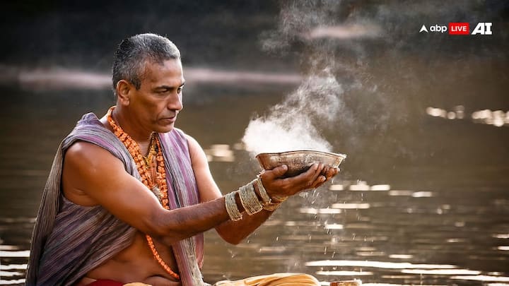 If you are repeatedly being haunted by some fear, suddenly feel scared in sleep, then this could be Pitra Dosh. If you want to get rid of this, then light an oil lamp in the south direction of the house every evening during Pitra Paksha. You can do this work throughout the year as well. This pleases the ancestors.