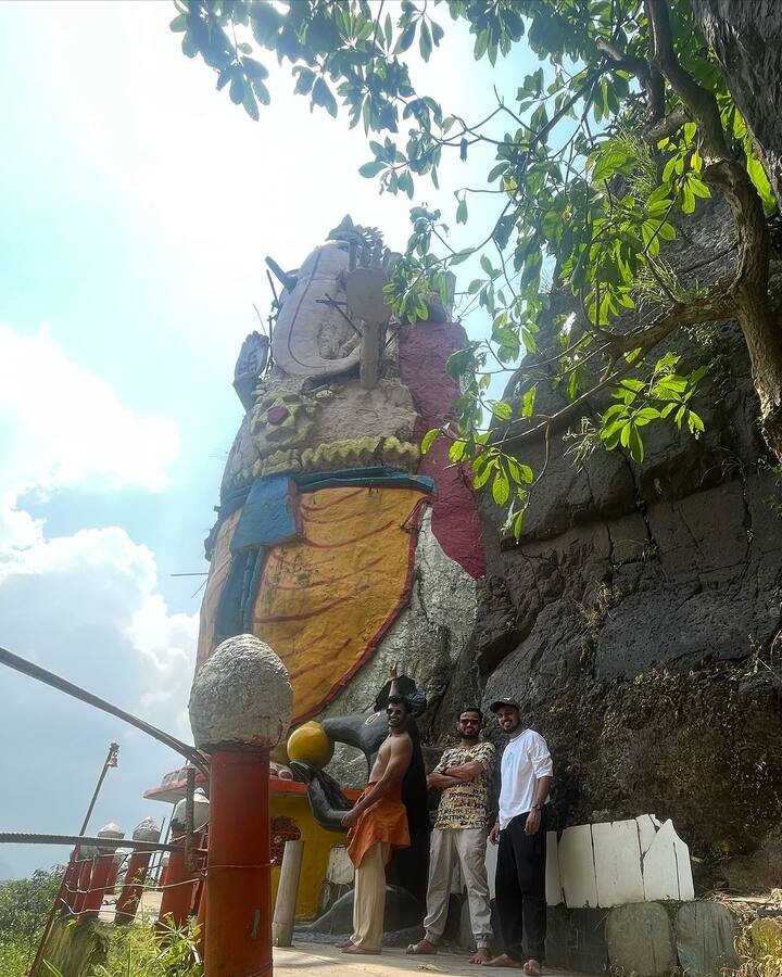 त्याच्या या फोटोंना सोशल मीडियावर बरीच पसंती मिळत असल्याचं पाहायला मिळतंय.