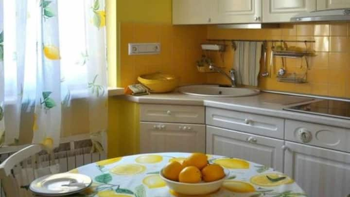 2. Yellow – The Uplifting Pick-me-Up – Yellow is a vibrant color that instantly influences the mind to be active and positive. Especially for the kitchen or dining room, it can encourage conversation and happiness, thus revitalizing the spaces. (Image Source: Pinterest/theolivebranchnest)