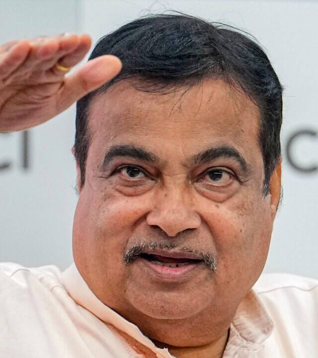 नितिन गडकरी ने कहा, 'मेरी इच्छा है कि अच्छा काम न करने वाले बहुत से लोग मेरे हाथों से बहुत जल्द रिटार्यड हों, कुछ कॉन्ट्रैक्ट ब्लैकलिस्टेड हों, किसी की बैंक गैरंटी जब्त हो जाए.'