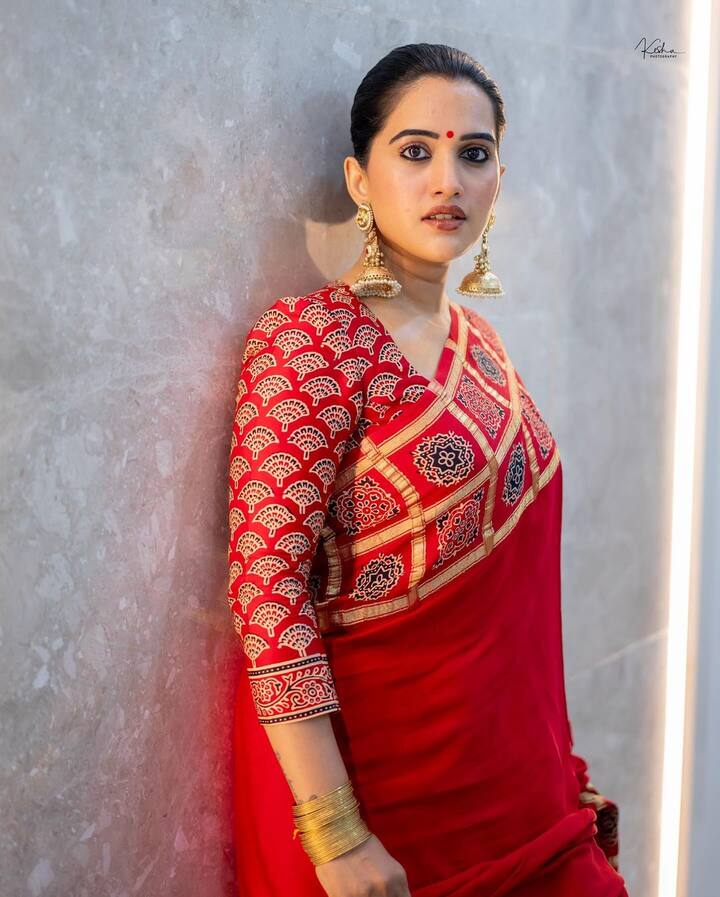 స్రవంతి టాలీవుడ్​ యాంకర్​లలో ఒకరు. బిగ్​బాస్​లోకి వెళ్లినా అక్కడ ఎక్కువరోజులు ఉండలేకపోయింది. ఇప్పుడు కూడా పలు షోలలో కనిపిస్తూ యాంకర్​గా రాణిస్తుంది.(Images Source : Instagram/Sravanthi Chokarapu)