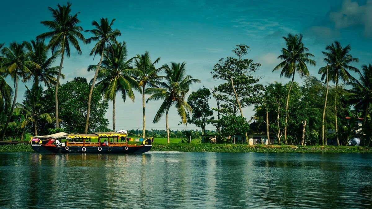 Travel : हिरवा निसर्ग..धबधबे..नद्या..मान्सून जाण्यापूर्वी सारं काही अनुभवून घ्या! 'या' 5 ठिकाणांना नक्की भेट द्या, ट्रीप होईल Memorable