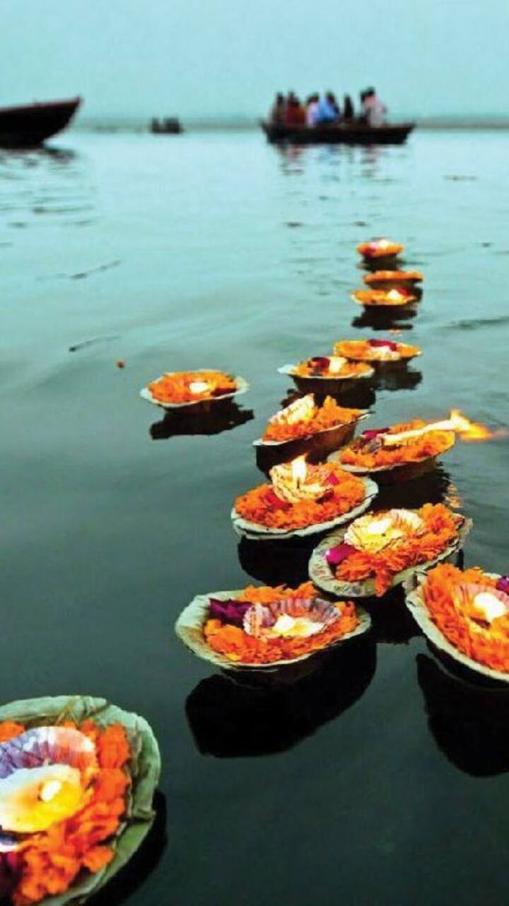 ज्या तिथीला पूर्वजांचा मृत्यू झाला, त्या दिवशी वैदिक मंत्रांच्या पठणासह घरांमध्ये विशेष पूजा केली जाते. त्यानंतर नद्या, तलाव, समुद्र इत्यादी ठिकाणी वैदिक मंत्रोच्चारात तर्पण केलं जातं.