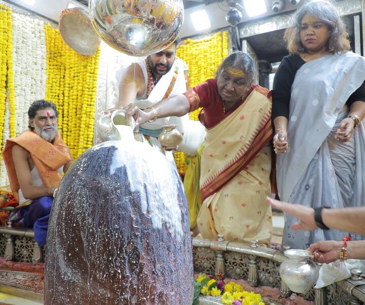 देश की राष्ट्रपति द्रौपदी मुर्मू अपने निर्धारित कार्यक्रम के मुताबिक गुरुवार को उज्जैन पहुंचीं. उन्होंने स्थानीय होटल में आयोजित किए गए स्वच्छता अभियान के तहत सफाई कर्मियों को सम्मानित किया.