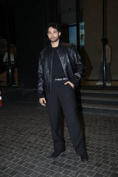 Yudhra Screening: पिंक शॉर्ट्स में जचीं मालविका, ऑल ब्लैक लुक में दिखा सिद्धांत चतुर्वेदी का डैशिंग लुक... देखें तस्वीरें