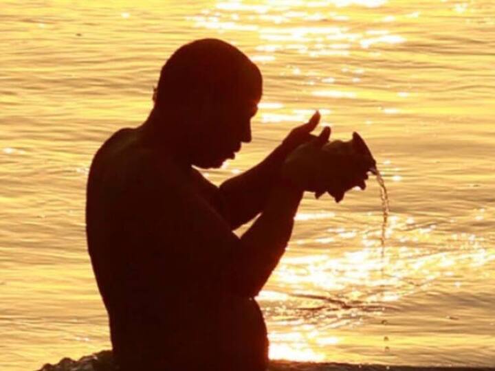 पितृ पंधरवड्याच्या काळात श्राद्ध घातल्याने पितरांना मोक्ष प्राप्त होतो, तसेच व्यक्ती पितृदोषापासून मुक्त होतो आणि त्याच्या घरात सुख-समृद्धी नांदते, अशी मान्यता आहे.