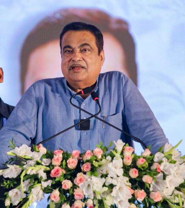 नितिन गडकरी ने कहा कि अवॉर्ड हर साल ऐसे हाईवेज ऑपरेटर और उसके लिए जिम्मेदार पीढ़ी और एजेंसी को दिया जाएगा, जिन्होंने ग्रीन मेनटेनेंस में अच्छा मेनटेनेंस और प्लानटेशन किया है.