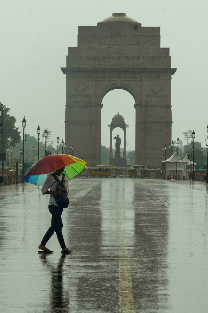 दिल्ली में बुधवार को हुई बारिश से तापमान सामान्य से पांच डिग्री कम दर्ज किया गया और अधिकतम तापमान 29.6 डिग्री सेल्सियस रहा. जबकि सुबह न्यूनतम तापमान 25.1 डिग्री सेल्सियस दर्ज किया गया.