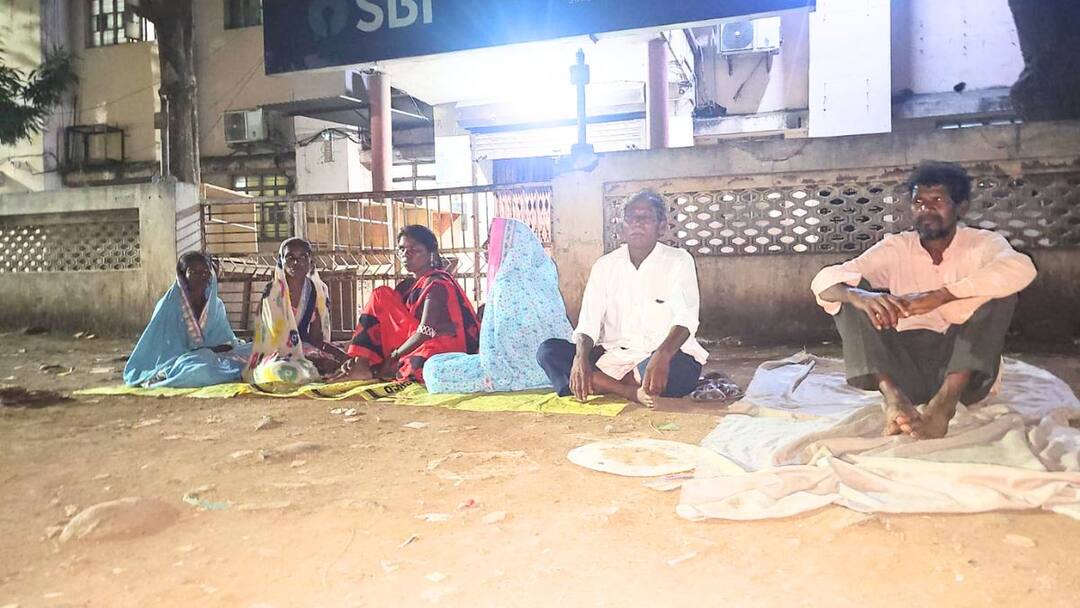 Mukhyamantri Majhi Ladki Bahin Yojana Womens stay outside the bank for E KYC at Shahada in Nandurbar Maharashtra Marathi News Ladki Bahin Yojana : 1500 रुपयांसाठी अगतिक लाडक्या बहिणींचा रात्रभर उघड्यावर मुक्काम, नंदुरबारमधील विदारक घटना