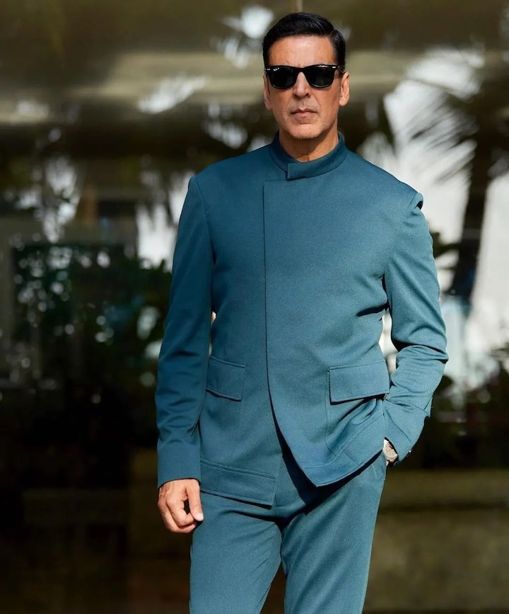 बता दें कि अक्षय कुमार ने गोविंदा की बात को तो मजाक में टाल दिया. लेकिन आगे चलकर जब लोग उन्हें मॉडलिंग करने की सलाह देने लगे, तो उनमें एक्टिंग का कीड़ा जागा और फिर उन्हें ‘आज’ नाम की फिल्म में 7 सेकें का रोल मिला.