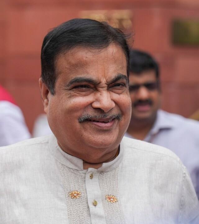 नितिन गडकरी ने कहा कि अब हम विश्व का सबसे बड़ा रोड नेटर्वक बन गए हैं इसलिए अब हमें लोगों को ब्लैकलिस्टेड, रिटायर करना, सस्पेंड करना और टर्मिनेट करने का रिकॉर्ड बनाना है.