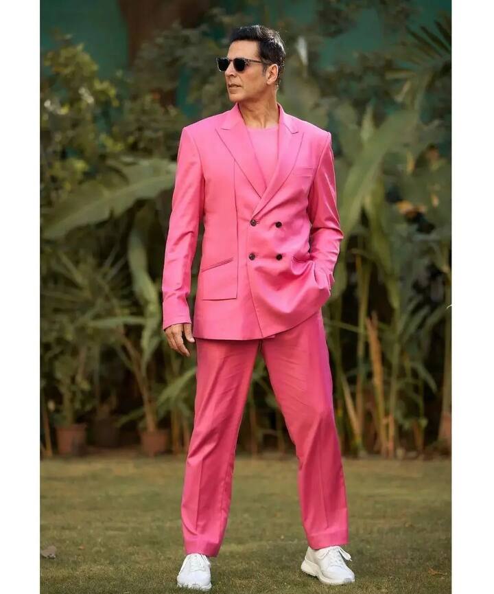 अगर आपने नहीं पहचाना तो बता दें कि वो लाइटमैन कोई और नहीं बल्कि बॉलीवुड के खिलाड़ी कहे जाने वाले अक्षय कुमार थे. इसका खुलासा खुद एक्टर ने ही अनुपम खेर शो में किया था.