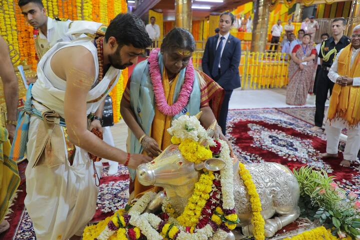 राष्ट्रपति द्रौपदी मुर्मू ने महाकालेश्वर मंदिर में भगवान महाकाल का विधि विधान से पंचामृत पूजन भी किया. महाकालेश्वर मंदिर के पंडित राम गुरु ने बताया कि विश्व की शांति और कल्याण के लिए पूजन कराया गया.