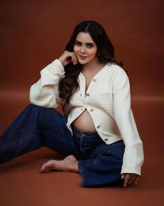 Sana Sayyad Pics: शादी के तीन साल बाद मां बनेगी ‘कुंडली भाग्य’ फेम सना सैयद, पति की बाहों में फ्लॉन्ट किया बेबी बंप