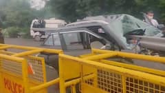दिल्ली में दर्दनाक सड़क हादसा, गाना बदलने के चक्कर में रेलिंग से टकराई कार, पांच गंभीर