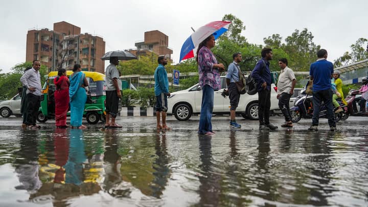 Delhi Weather Update: दिल्ली में गुरुवार की सुबह पश्चिम, दक्षिण और दक्षिण पूर्व दिल्ली सहित कई इलाकों में झमाझम बारिश हुई. मौसम विभाग (IMD) ने आज रुक-रुककर बारिश होने की संभावना जताई है.