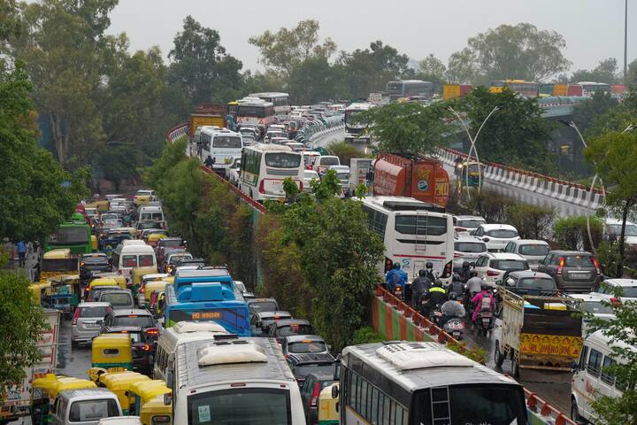 दिल्ली में न्यूनतम तापमान 23 डिग्री सेल्सियस और अधिकतम तापमान 33 डिग्री सेल्सियस के आसपास रहने की संभावना है.