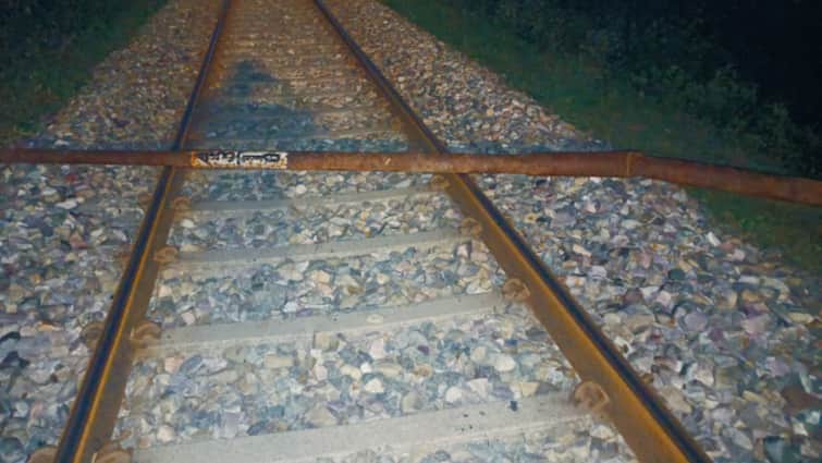 Rampur Doon Express Conspiracy To Derail 7 Metre Long Pole Found Railway Track ANN दून एक्सप्रेस को पटरी से उतारने की साजिश, रेलवे ट्रैक पर रखा मिला 7 मीटर लंबा लोहे का खंबा