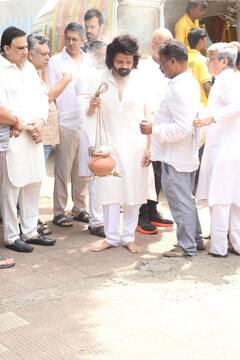 पिता के अंतिम संस्कार में नहीं थमे हिमेश रेशमिया के आंसू, इन स्टार्स ने पहुंचकर बंधाया ढांढस, देखें तस्वीरें