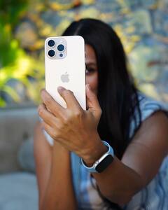 माधुरी दीक्षित से लेकर शिल्पा शेट्टी तक, आईफोन 16 लेकर इठलाती दिखीं बी-टाउन की ये हसीनाएं