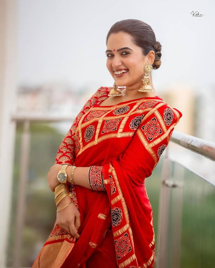 చేతులకు నిండుగా గాజులు వేసుకుని.. వాచ్ పెట్టుకుని రెడీ అయింది. ముఖ్యంగా చెవులకు పెట్టుకున్న ఇయర్ రింగ్స్ స్పెషల్ అట్రాక్షన్​గా నిలిచాయి. (Images Source : Instagram/Sravanthi Chokarapu)