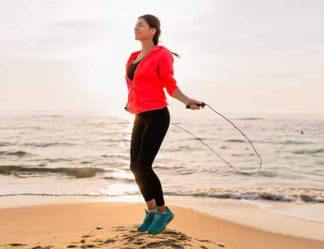 Jump rope: You too can burn calories fast by doing a simple but effective cardio activity like jumping rope. It works your whole body, strengthens your core and is virtually portable. Every day, try to take out 10 to 15 minutes for rope skipping training. You can gradually increase the time as your fitness increases.