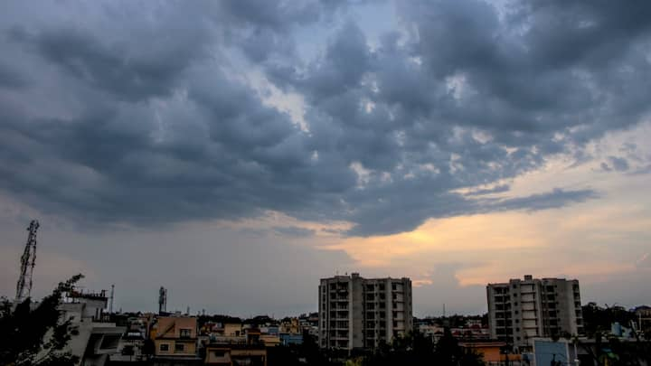 IMD Weather Forecast: मौसम विभाग के अनुसार अगले चार दिनों तक देश में बारिश नहीं होगी, लेकिन आसमान में बादल छाए रहेंगे. 23 सितंबर को भारी बारिश को लेकर उत्तर भारत में अलर्ट जारी किया गया है.