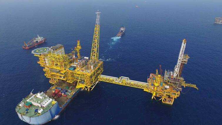 Dawn newspaper report claimed that Pakistan has found fourth largest oil reserves but it is unable to extract because of high cost चौथा सबसे बड़ा तेल भंडार, फिर भी नहीं निकाल पा रहा पाकिस्तान, वजह जान रह जाएंगे हैरान