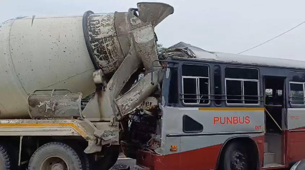 A heavy collision took place between a Roadways bus and a cement truck Punjab News: ਰੋਡਵੇਜ਼ ਦੀ ਬੱਸ ਤੇ ਸੀਮਿੰਟ ਦੇ ਟਰੱਕ ਵਿਚਾਲੇ ਹੋਈ ਜ਼ਬਰਦਸਤ ਟੱਕਰ, ਦਰਜਨ ਤੋਂ ਵੱਧ ਸਵਾਰੀਆਂ ਜ਼ਖ਼ਮੀਆਂ