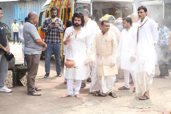Friends, colleagues, and well-wishers gathered at Juhu this morning to attend his final rites and pay their last respects.