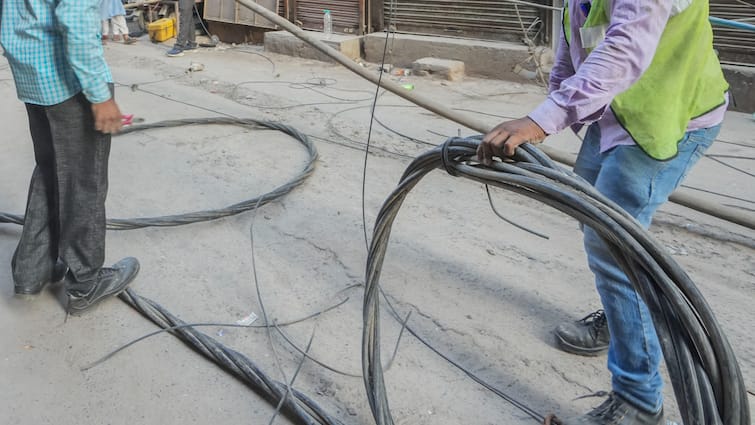 UP Kannauj Two Critically Injured As High Tension Wire Falls On Roofs Over 20 Suffer Burns As High-Tension Wire Falls On 7 Homes In UP, 'Power Dept Took 15 Mins To Cut Supply'