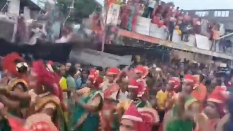 Maharashtra Roof Collapses During Ganpati Visarjan Procession In Bhandara 40 Injured video Maharashtra: Roof Collapses During Ganpati Visarjan Procession In Bhandara, 40 Injured — WATCH