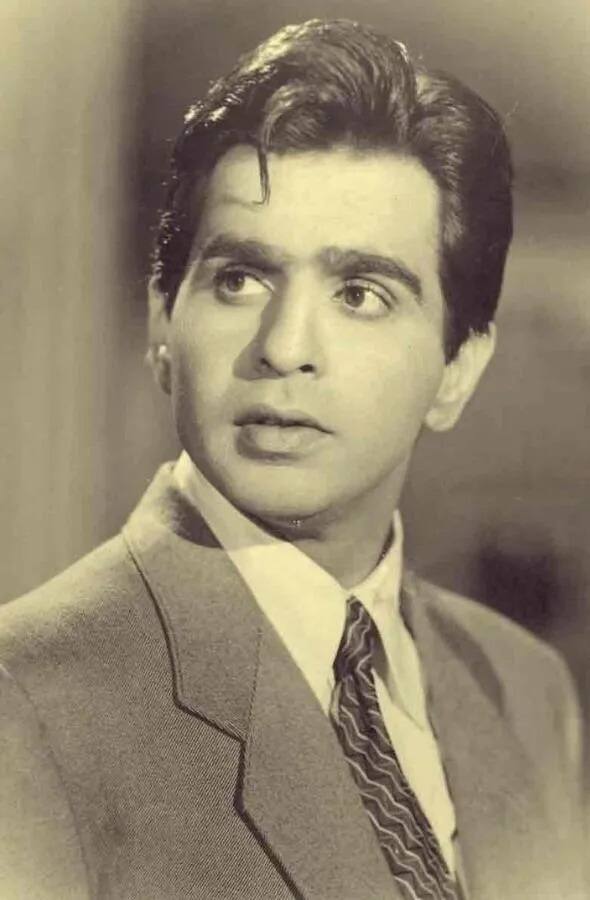 बॉलीवुड के ट्रेजेडी किंग दिलीप कुमार ने कई दशक फिल्म इंडस्ट्री में राज किया. उनकी शादी सायरा बानो से हुई लेकिन मधुबाला के साथ उनके अफेयर के किस्से भी खूब मशहूर रहे.