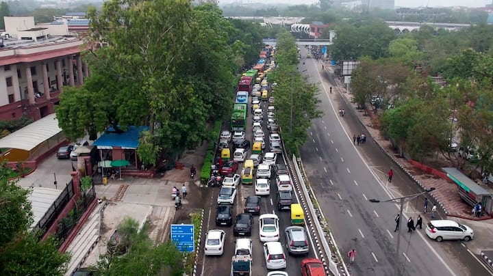 आईएमडी के मुताबिक अगले 24 सितंबर तक दिल्ली लगातार गरज के साथ बारिश होने की संभावना है.