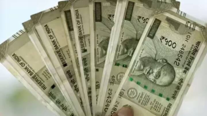 पीएफ खाते में जरूरत के समय कुछ कामों के लिए आप अपने खाते में मौजूद 50% तक की रकम को निकाल सकते हैं. हालांकि इसके लिए आपकी सर्विस तो 7 साल होना जरूरी है.