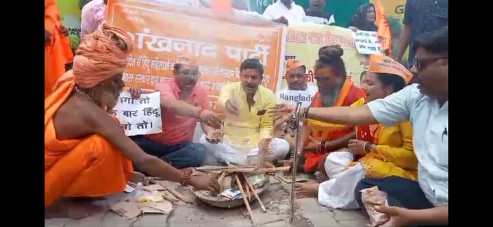 कानपुर के ग्रीन पार्क स्टेडियम के बाहर बड़ी संख्या में हिंदू संगठन एक जुट होकर इस मैच का विरोध करते हुए दिखाई दे रहे हैं. हाथों में शंख, दूसरे हांथ में झंडा और तख्तियों में गो बैक के पोस्टर शहर में होने वाले 27 सितंबर के मैच पर काले बादल की तरह मंडरा रहे हैं.