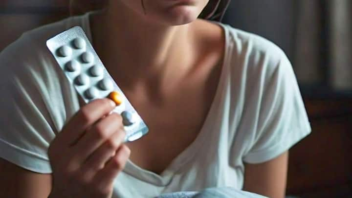 Period Painkiller overdose : పీరియడ్ సమయంలో నొప్పిని తగ్గించుకునేందుకు చాలామంది మెడిసిన్ వేసుకుంటారు. అయితే ఈ మెడిసిన్ రెగ్యూలర్​గా తీసుకుంటే ఆరోగ్యంలో తీవ్ర ఇబ్బందులు ఎదుర్కోవాల్సి ఉంటుందట.