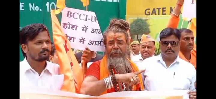 हिंदू संगठनों ने कहा कि हमारे देश में उसी देश के खिलाड़ियों के साथ मैत्री मैच आयोजित किया गया है जिसका हम विरोध करते हैं और अगर बीसीसीआई और सरकार ने इस मैच को रद्द नहीं किया तो ये प्रदर्शन बड़े स्तर पर किया जाएगा.