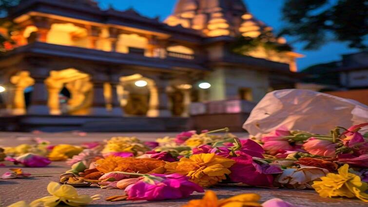 Temple Flower waste recycling is turning flowers into jobs and sustainability கோயிலில் பயன்படுத்தப்படும் பூக்களால் இவ்வளோ பெரிய பிரச்னை வருமா? ஆனா அதுக்கு தீர்வு இருக்கு!
