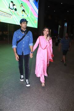 पिंक सूट, मांग में सिंदूर... शादी के बाद पहली बार पति सिद्धार्थ का हाथ थामे स्पॉट हुईं अदिति राव हैदरी, सादगी में भी लगीं खूबसूरत