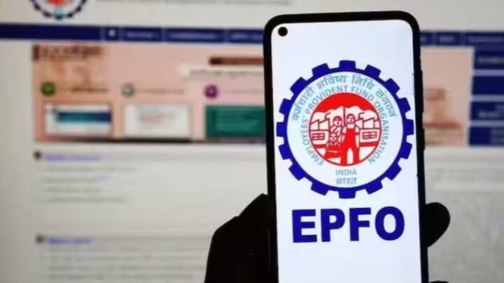 पीएफ खाते भविष्य के लिए एक बेहतर बचत योजना है. हर महीने 12% प्रतिशत एम्प्लॉई की सैलरी से योगदान जाता है. उतनी ही कंट्रीब्यूशन एम्प्लॉयर की ओर से किया जाता है.