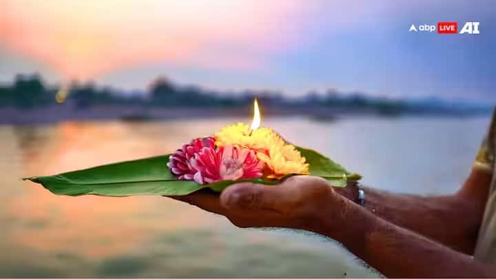 या दरम्यान कोणाच्या स्वप्नात मृत माता पिता किंवा पूर्वज नाराज दिसत असतील तर त्यामागे असा संकेत आहे की ते तुमच्याबरोबर नाराज आहेत.