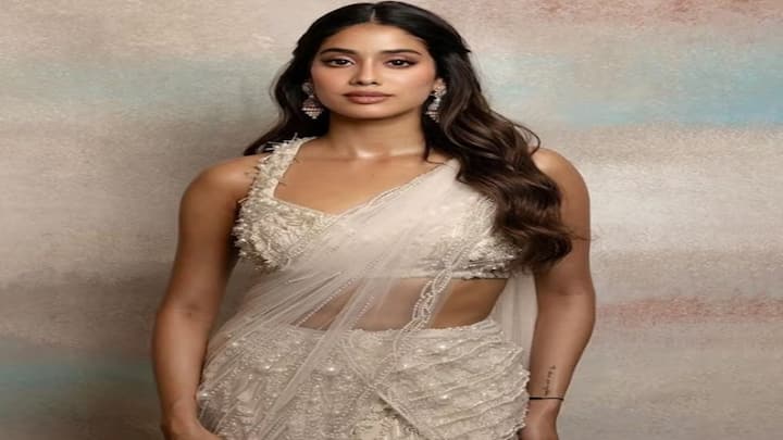 Janhvi Kapoor: વ્હાઈટ સાડીમાં જોવા મળી જાહ્નવી કપૂર, જુઓ સુંદર તસવીરો