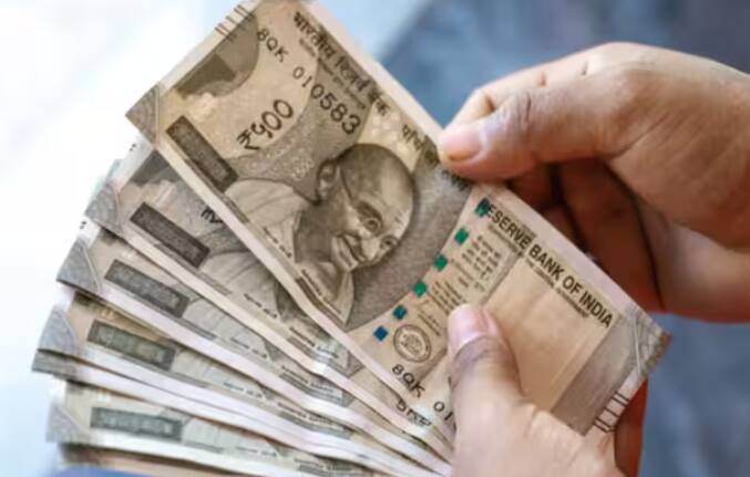 ਇਸ ਦੇ ਨਾਲ ਹੀ ਲੋੜ ਪੈਣ 'ਤੇ PF ਖਾਤਿਆਂ 'ਚੋਂ ਵੀ ਪੈਸੇ ਕਢਵਾਏ ਜਾ ਸਕਦੇ ਹਨ। EPFO ਨੇ ਇਸ ਸਬੰਧੀ ਕੁਝ ਨਿਯਮ ਬਣਾਏ ਹਨ। ਨਿਯਮਾਂ ਦੇ ਤਹਿਤ ਤੁਸੀਂ ਇੱਕ ਸਾਲ ਵਿੱਚ ਆਪਣੇ ਪੀਐਫ ਖਾਤੇ ਤੋਂ ਇੰਨੇ ਪੈਸੇ ਕਢਵਾ ਸਕਦੇ ਹੋ।