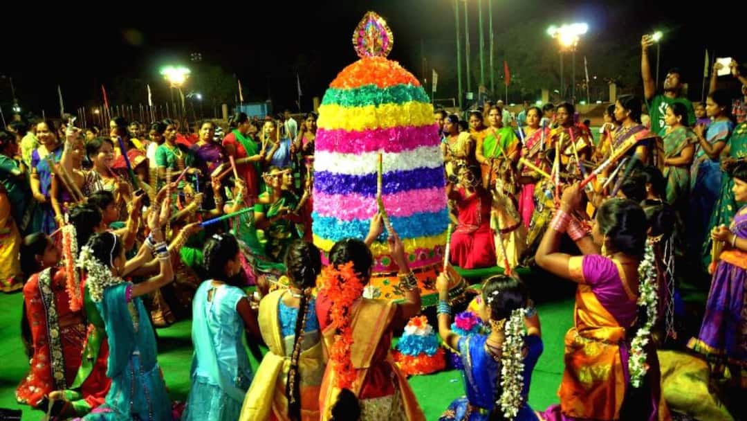 Bathukamma 2024 Benefits of Bathukamma Dancing and Singing for Health Bathukamma 2024 : బతుకమ్మ ఆట, పాటలు ఆరోగ్యానికి ఎంత మంచివో తెలుసా? ముఖ్యంగా గుండె ఆరోగ్యానికి చాలా మంచిది